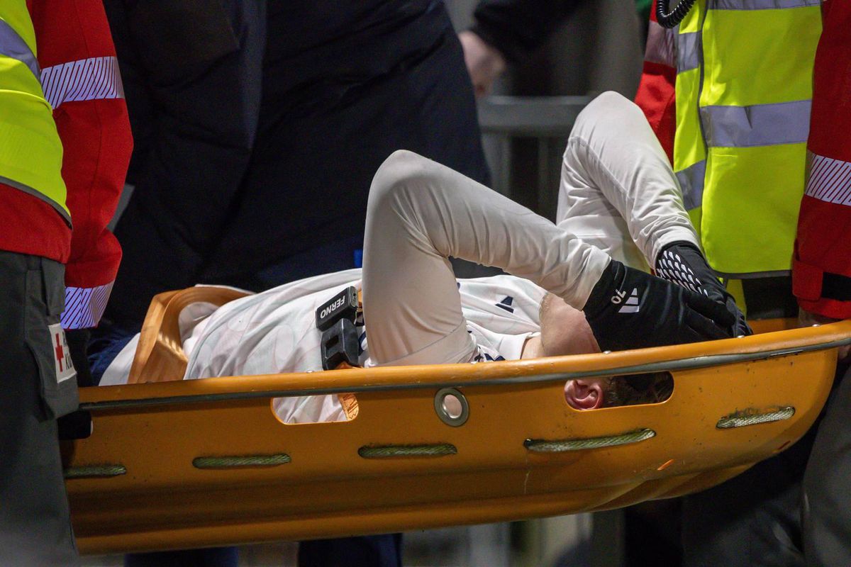Slecht nieuws voor Ajax: Mika Godts maanden aan de kant met blessure