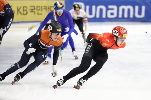Shorttrackers profiteren van straf Italianen en grijpen zilver op aflossing bij wereldbeker in Seoul