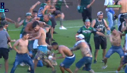 🎥​ | Pleuris in Brazilië: extreem veel hooligans op veld bij Coritiba tegen Cruzeiro