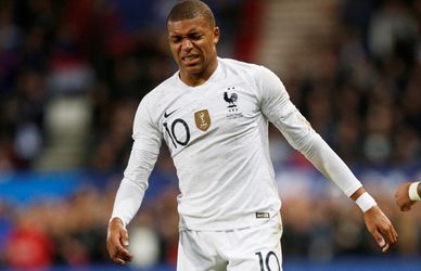 Didier Deschamps laat Mbappé eventjes zien hoe het moet (video)