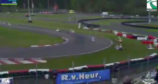 🎥 | Regen veroorzaakt deze MEGACRASH bij FIA Karting European Championship