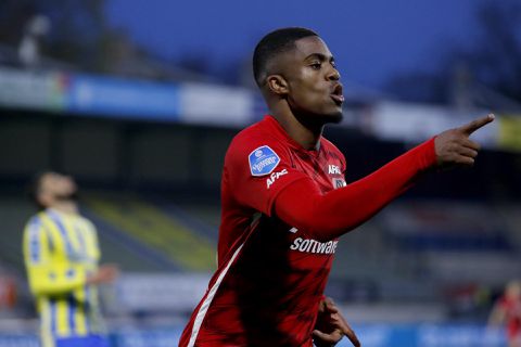 AZ houdt druk op PSV, Vitesse doet goede zaken voor plek 4