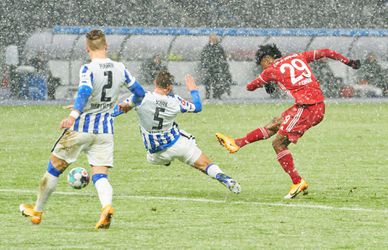🎥 | Kingsley Coman helpt druk Bayern in 'Winter Wonderland' fraai langs Hertha