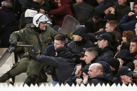 Ajax-fans woedend op politie: 'We werden als ratten in een val gedreven'
