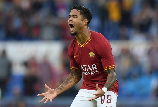 Justin Kluivert verslaat Napoli met Roma, duel even stilgelegd wegens racisme