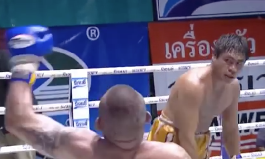 WTF! Thaibokser overleden na dubbele KO, huldiging gaat gewoon door (video)