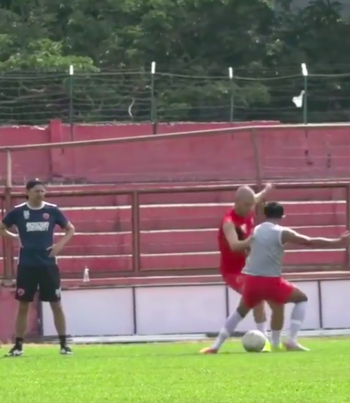 🎥 | HAHA! Wiljan Pluim deelt heerlijke panna uit op training in Indonesië