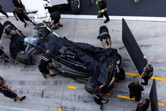🚩 | Nog een rode vlag: George Russell crasht Mercedes tijdens bandentest