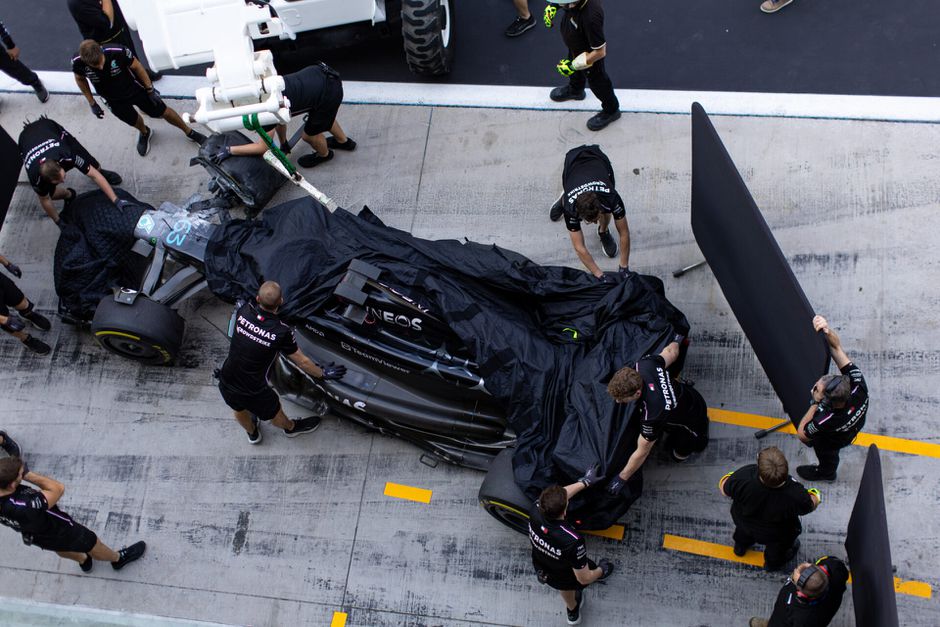 🚩 | Nog een rode vlag: George Russell crasht Mercedes tijdens bandentest