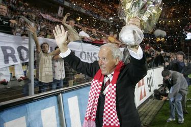 PSV-fans brengen met erehaag laatste eerbetoon aan Harry van Raaij