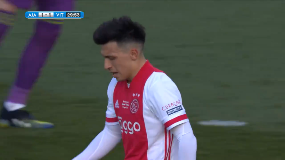 🎥 | Kijk hier hoe Gravenberch Ajax op voorsprong knalde, maar daarna zag dat ploeggenoot Martinez blunderde