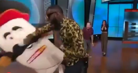 Bokser Deontay Wilder mept tv-mascotte een gebroken kaak (video)