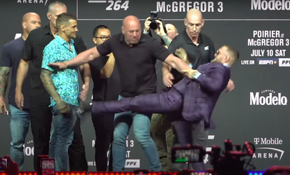🎥 | Terugkijken! Conor McGregor trapt Dustin Poirier tijdens face off UFC 264