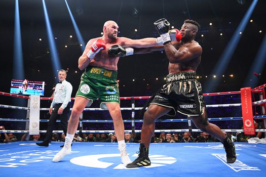 🎥 | Tyson Fury is 'the Baddest' in lastig gevecht met debutant Francis Ngannou