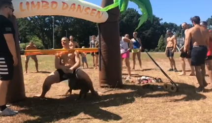 Hond bijt bijna Rico Verhoevens ballen eraf tijdens limbo dansje (video)