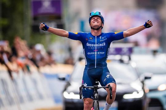 🎥 | Blunder! Koplopers nemen verkeerde afslag bij Brussels Cycling Classic, Evenepoel profiteert