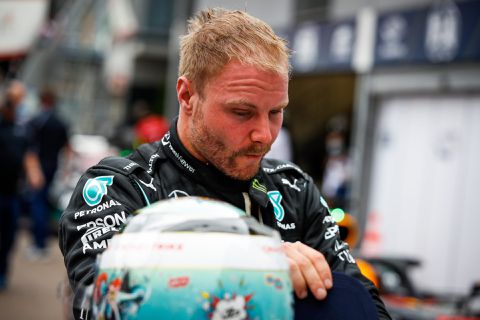 Nu zit niet de wieldop, maar Bottas zelf vast: komt de Mercedes-coureur op tijd in Baku?