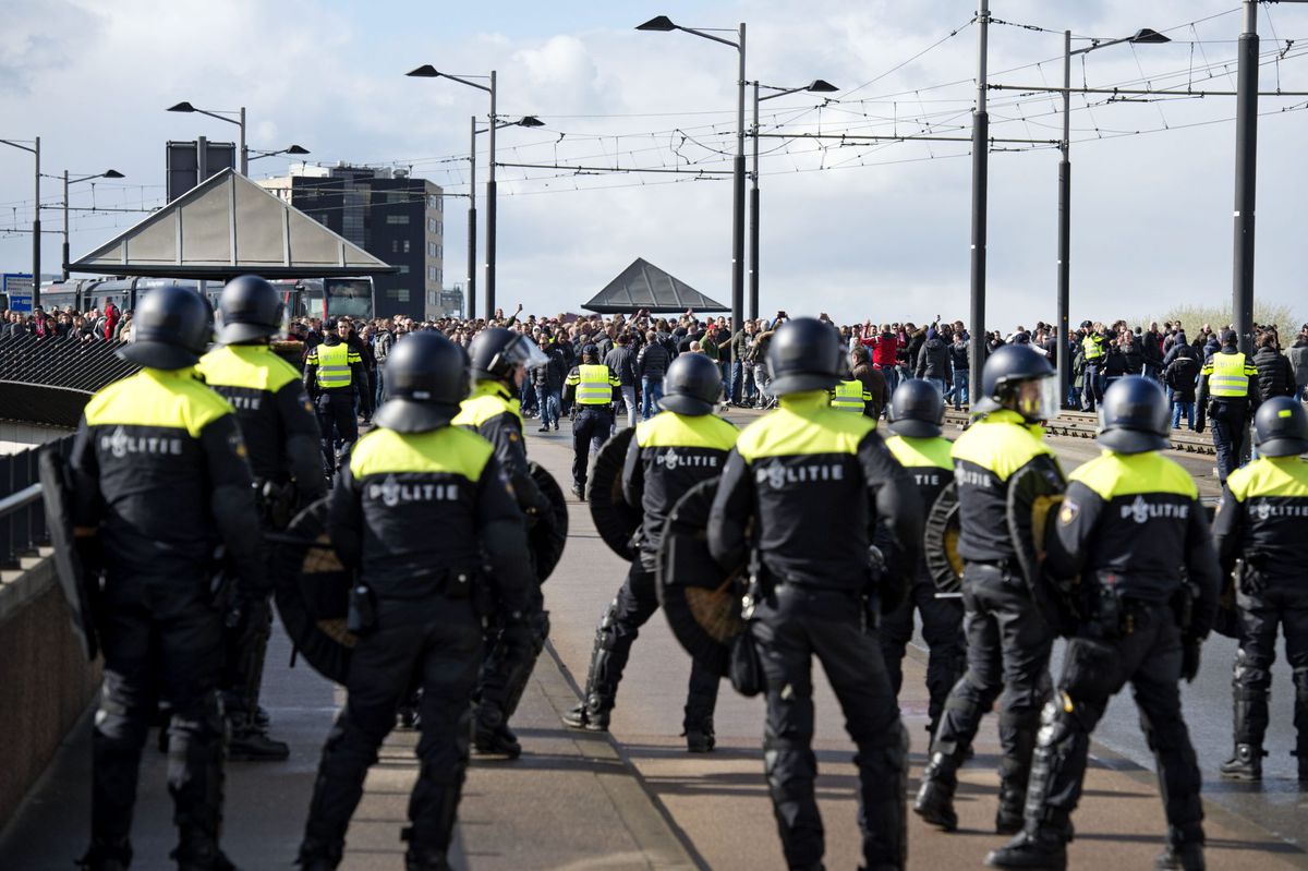 Politie gaat toch niet staken, eredivisie en Keuken Kampioen Divisie kunnen gewoon door