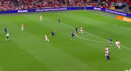 🎥 | BAM! Ryan Gravenberch jankt de 3-0 binnen tegen Leeds United