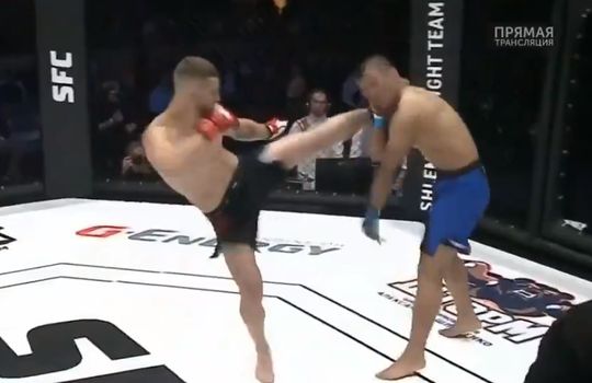 🎥 | Russische vechter trapt landgenoot KO met keiharde headkick