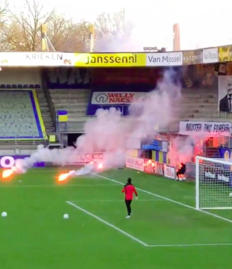 🎥 | 'ADO-supporters gooien vuurwerk op RKC-veld en vernielen spandoek clublegende'