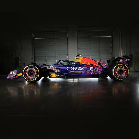 📸​💜 | Red Bull presenteert speciaal Las Vegas-uiterlijk voor auto's Max Verstappen en Sergio Perez