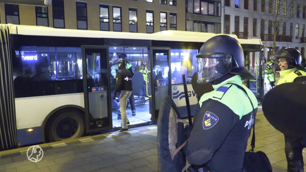 140 Ajax-fans opgepakt vanwege vernielingen in metrostel rondom AEK-duel