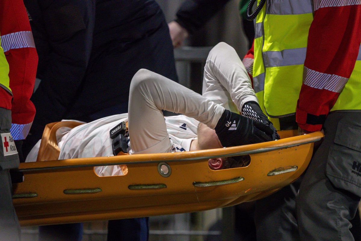 Verschrikkelijk: Ajax-talent Mika Godts lijkt zware blessure op te lopen op kunstgras FC Den Bosch