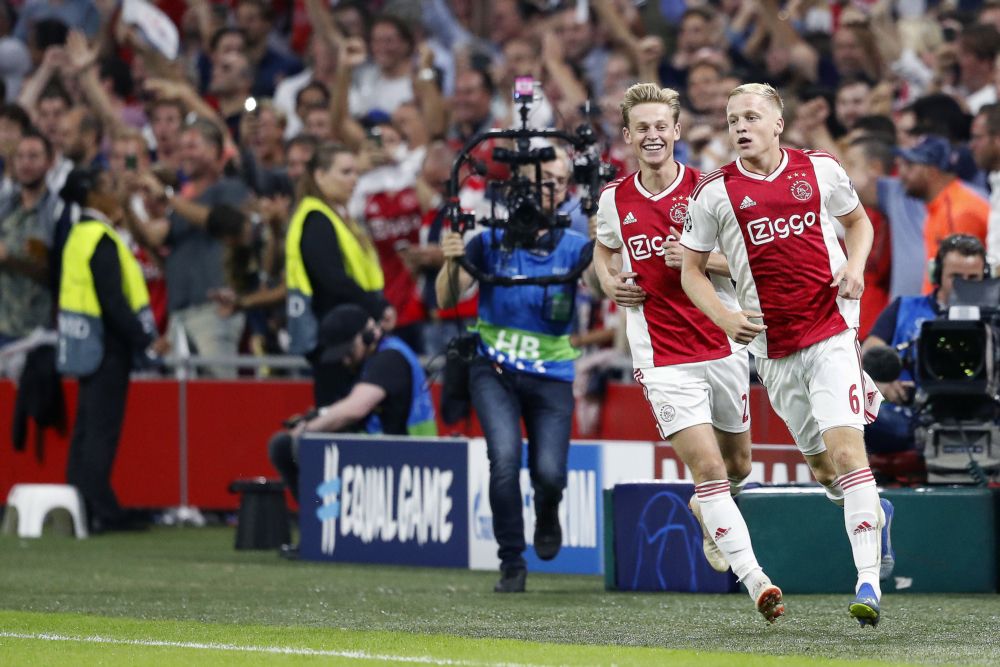Frenkie de Jong tegen Spaanse journalist: 'Ik blijf nog een jaar bij Ajax'