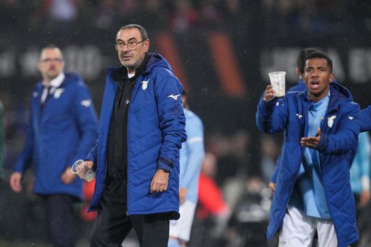 Lazio-trainer Mauricio Sarri heeft het niet op Feyenoord-fans na gooien met katheter