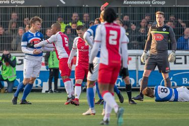 Kopstoot en rode kaart voor IJsselmeervogels in Spakenburgse derby(video)