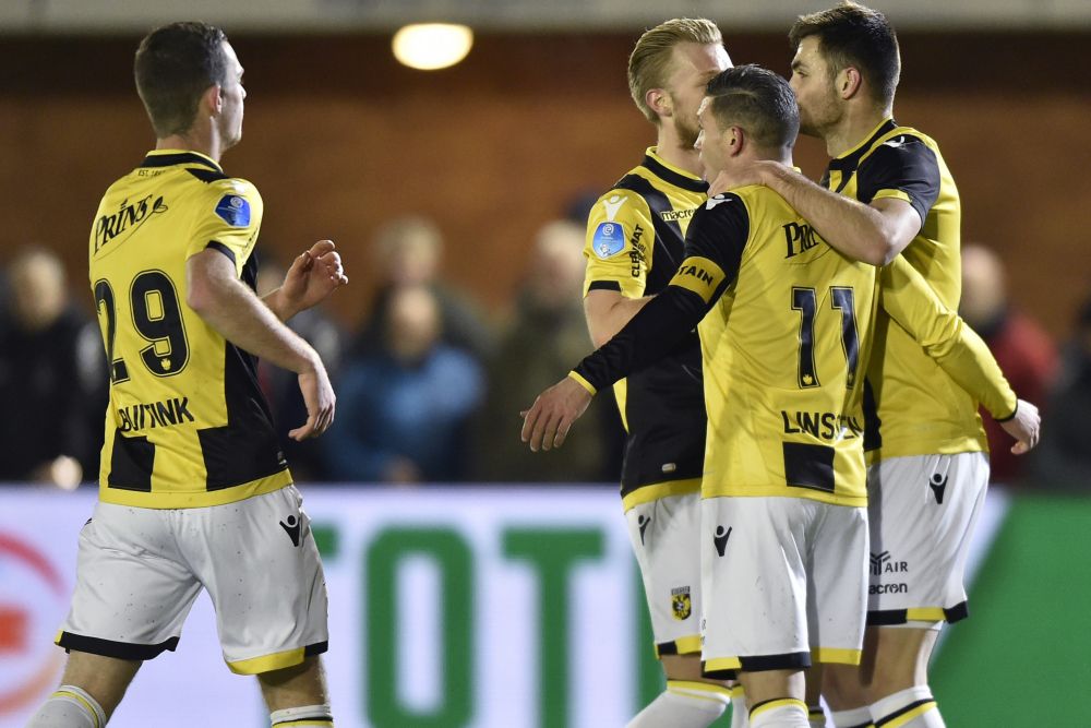 Zwak Vitesse wint in extra tijd van Kozakken Boys en plaatst zich voor de kwartfinale