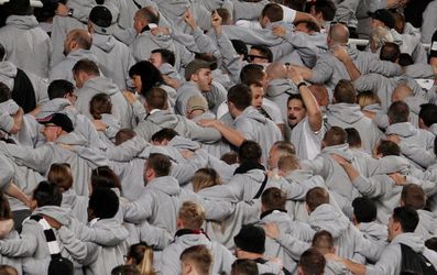 ZIEK! Frankfurt flikt het: dit gebeurt er als er meer uitfans zijn dan thuisfans (video)