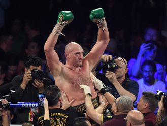 🎥 | Bokser Tyson Fury traint thuis terwijl zoon op grond pist