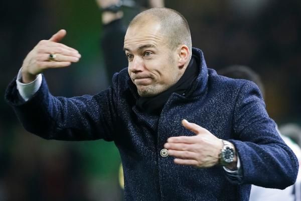 Trainer FC Groningen na 'trieste privéomstandigheden' weer terug op de bank tijdens wedstrijd tegen Vitesse