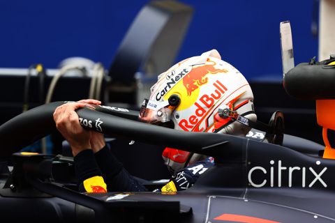 Hamilton pakt P1 van Norris af in laatste rondes, Verstappen wint 18 plekken in Rusland