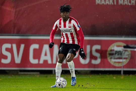 PSV denkt na over nieuw contract voor toptalent Noni Madueke