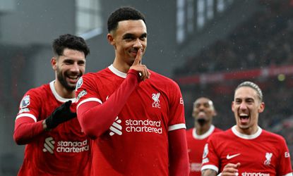 🎥​ | Anfield ontploft: Trent Alexander-Arnold schiet vrije trap heerlijk binnen