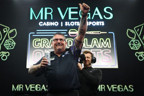 Gary Anderson troeft Gerwyn Price af in spektakelstuk op de Grand Slam of Darts