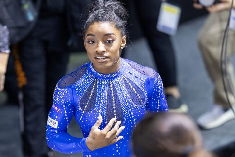 Turnlegende Simone Biles helemaal klaar met reacties op foto: 'Stop met vragen of ik zwanger ben'