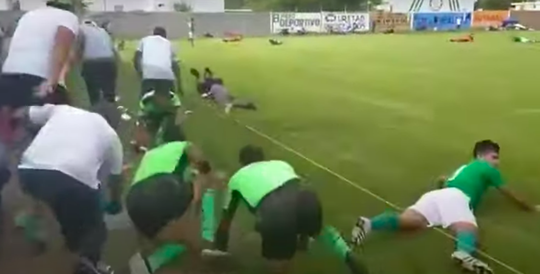 🎥 | Terreuraanslag tijdens Mexicaanse voetbalwedstrijd: 3 doden bij megaschietpartij