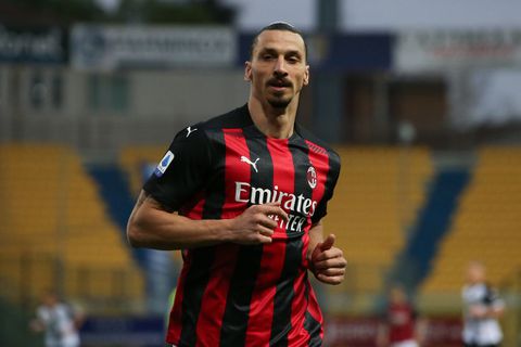 Zlatan gaat nóg een jaar door bij AC Milan