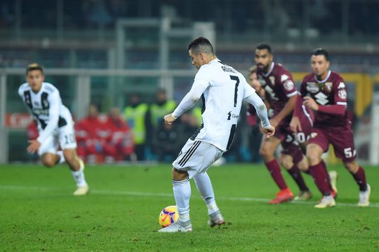 'Rare' Ronaldo beslist Turijnse derby vanaf de stip (video)