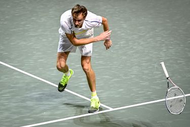🎥 | Medvedev ramt heel z'n racket naar de klote