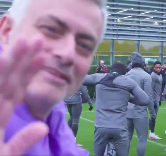 🎥 | José Mourinho dolt op clubkanaal Spurs: 'Ben je live? Hey, goedemorgen!'
