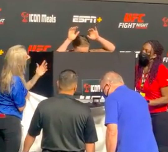 🎥 | UFC'er Aspen Ladd trilt hevig tijdens weging en mist gewichtslimiet