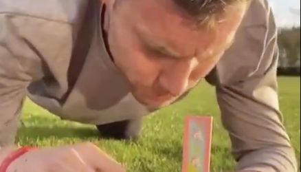 🎥😂 | James Milner knipt elke grasspriet perfect nu hij niet mag voetballen