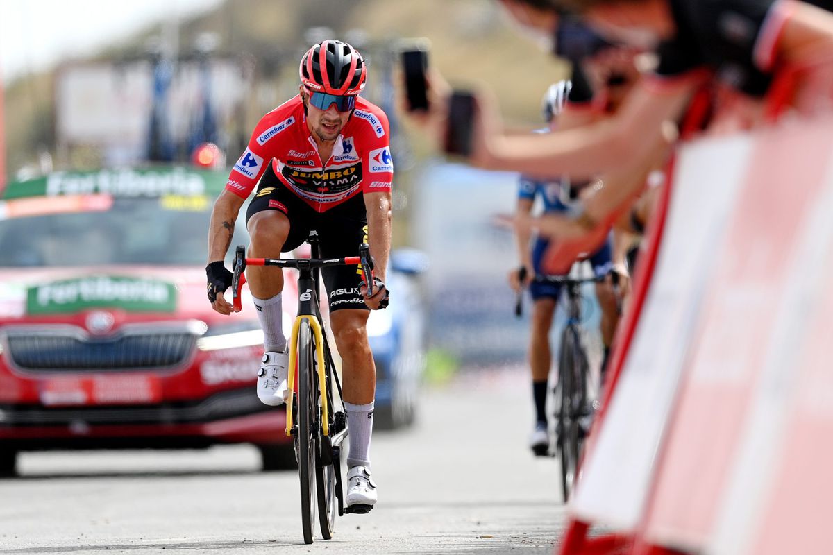 🎥 | Primoz Roglic valt in afdaling en is rode leiderstrui in de Vuelta kwijt