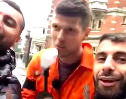 WTF doet Klaas-Jan Huntelaar in een oranje overall midden in Amsterdam? (video)