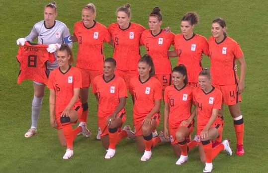 Sari van Veenendaal toont shirt van geblesseerde Sherida Spitse bij olympische teamfoto